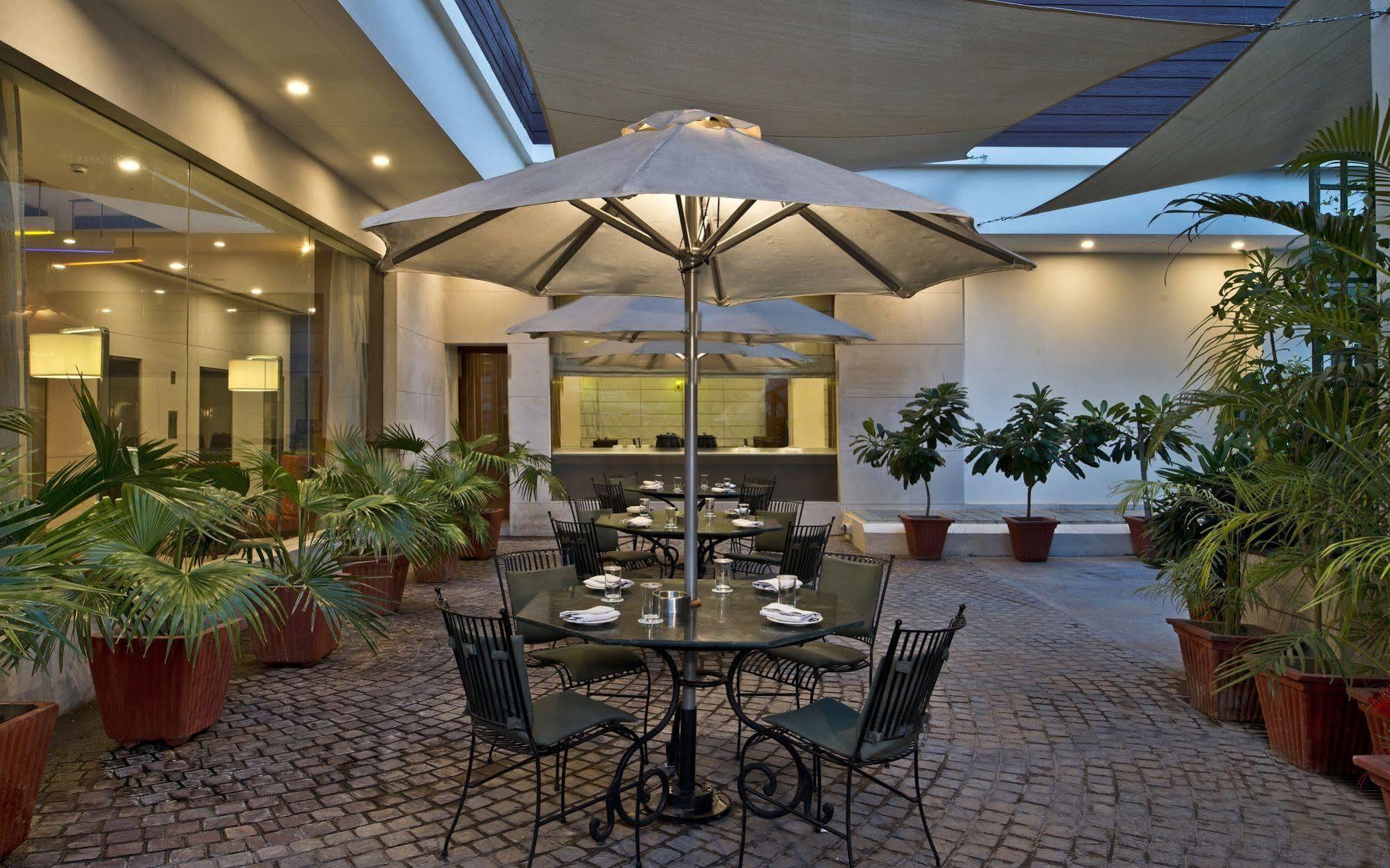 Nirwana Hometel Jaipur- A Sarovar Hotel מראה חיצוני תמונה
